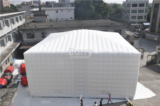 خيمة مكعب قابل للنفخ مربعة بيضاء مقاومة للحريق للإغاثة من الكوارث